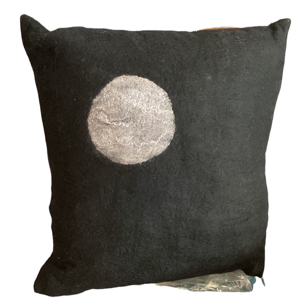 A square accent pillow in black & silver - Picture 3 of 4